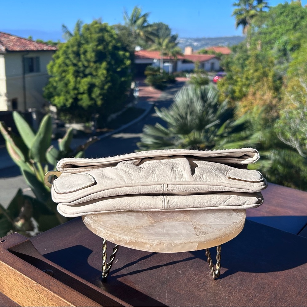 Marc by Marc Jacobs Fold-Over Leather Clutch Gold Medallion creamy white EUC - Picture 10 of 10